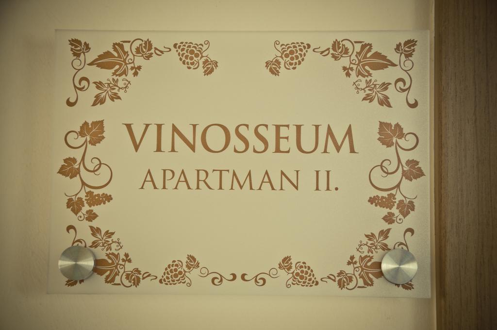 Vinosseum Bor- Es Apartmanhaz Шопрон Екстер'єр фото