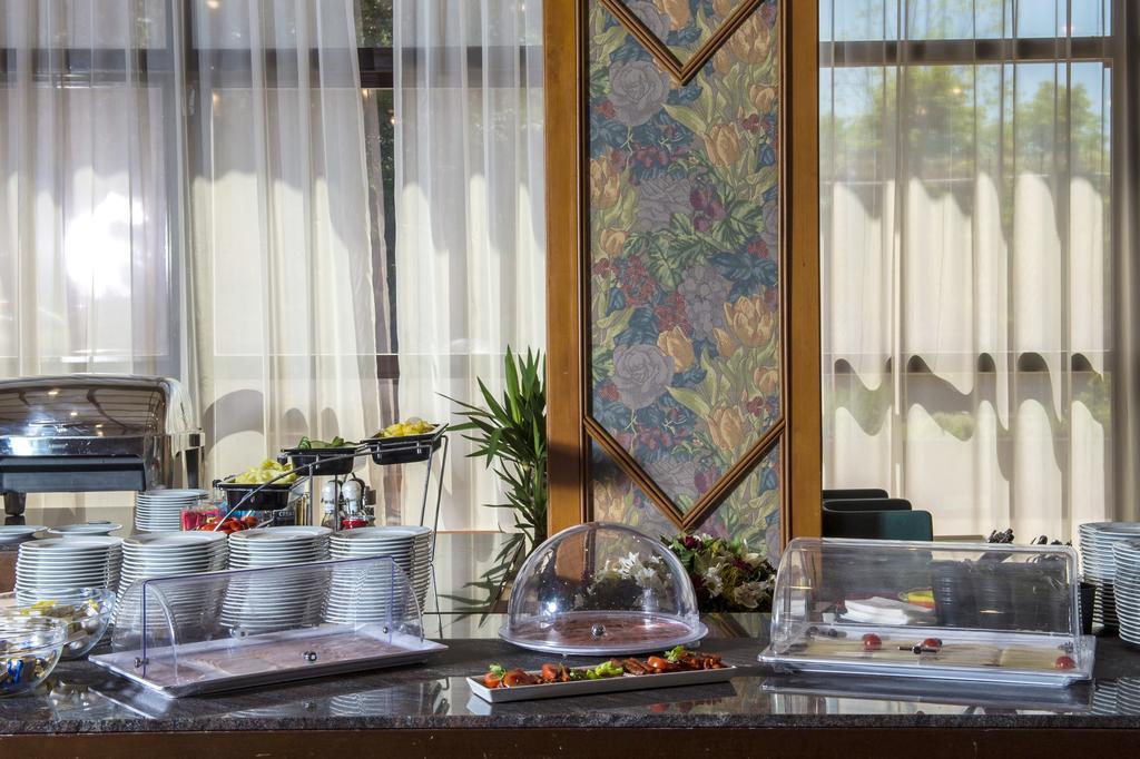 Vinosseum Bor- Es Apartmanhaz Шопрон Екстер'єр фото